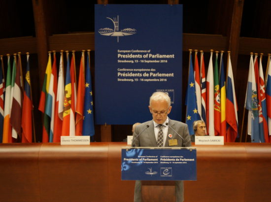 Riigikogu esimees Eiki Nestor kõnet pidamas Euroopa Liidu parlamentide spiikrite konverentsil Strasbourgis, Prantsusmaal
